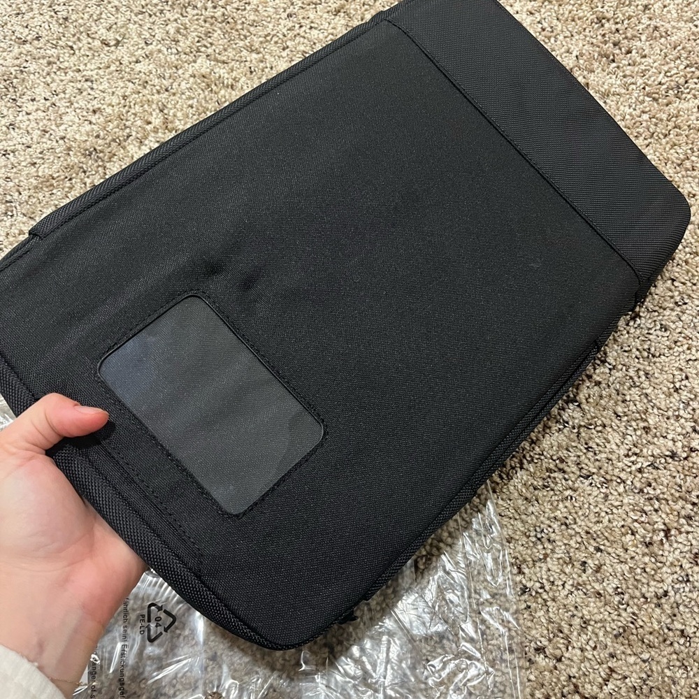 Belkin 11” Air Protect Sleeve for Laptops and Tablets - Picture 5 of 8